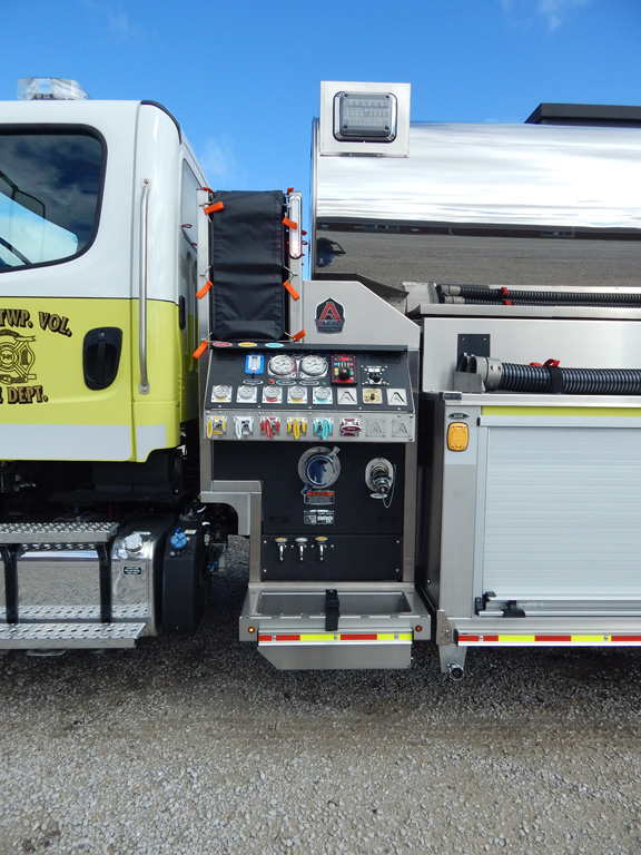 3,500 GALLON TANKER 2528 Alexis Fire Equipment Company